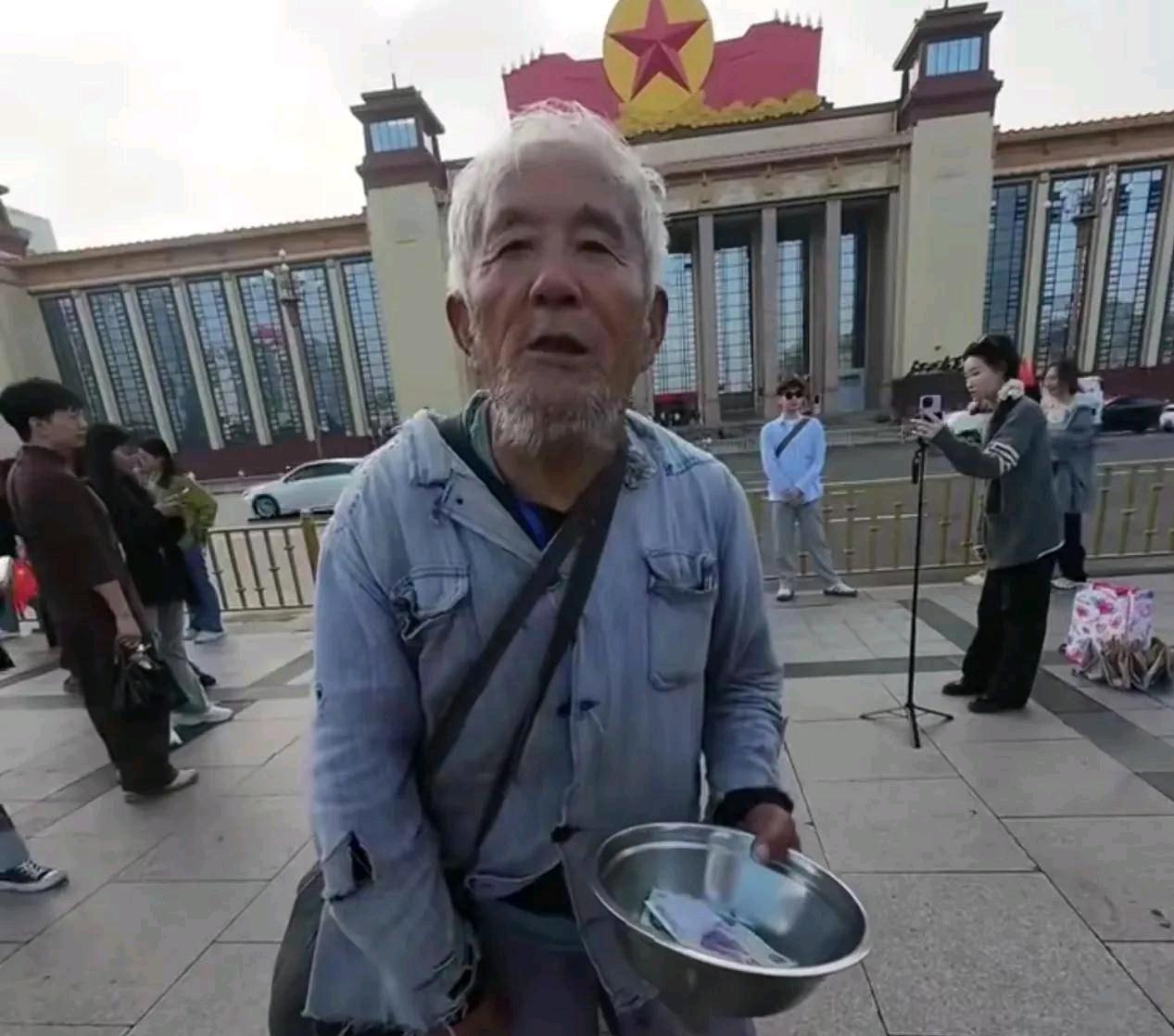 我们小区有个老头，快80了，每天中午就去社区食堂要饭。他不是给自己要饭，而是给