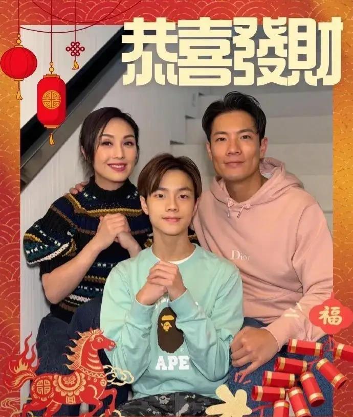 杨千嬅晒全家福，她儿子简直就是她老公的翻版。尤其是鼻子，简直一模一样。