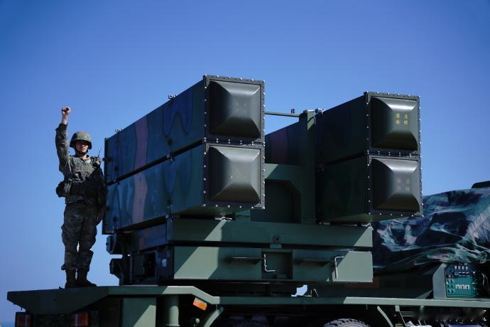在空军防空兵部队，中远程防空导弹系统需要配套一些末端防御系统作为保护，现在为红旗