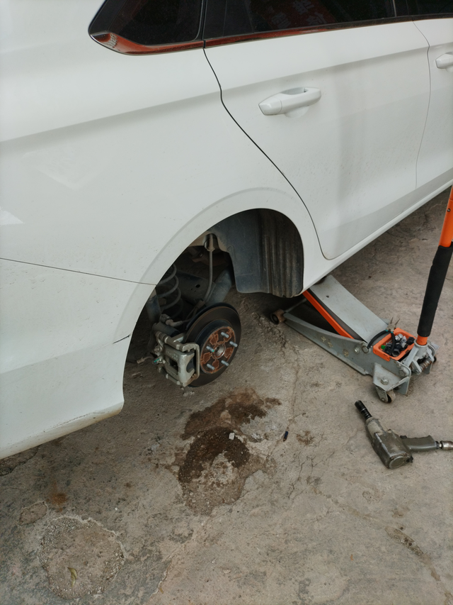 又翘起个脚了这悬挂看着比筷子的顺眼