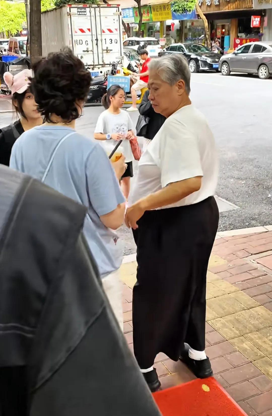 75岁洪金宝和老婆高丽虹现身广东街头，他拄着拐杖，身材臃肿，体型是老婆的两倍以上