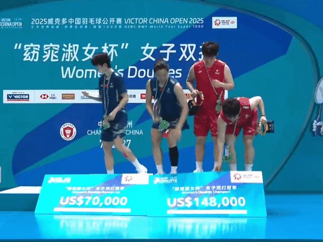 好欢乐的领奖台！原来中国羽毛球公开赛比赛进行了各项决赛，在女双比赛中，刘圣书谭