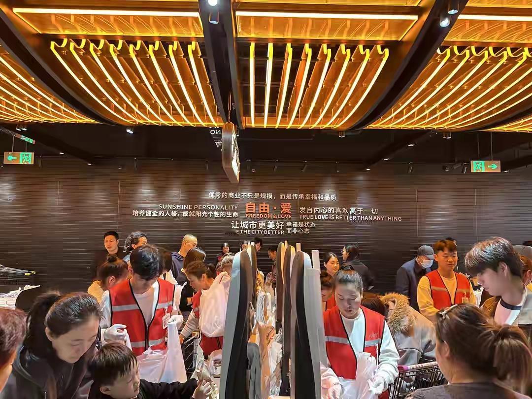 胖东来的魅力何在？王叔今年已经六十七岁了，退休后每天都在家门口的小摊上