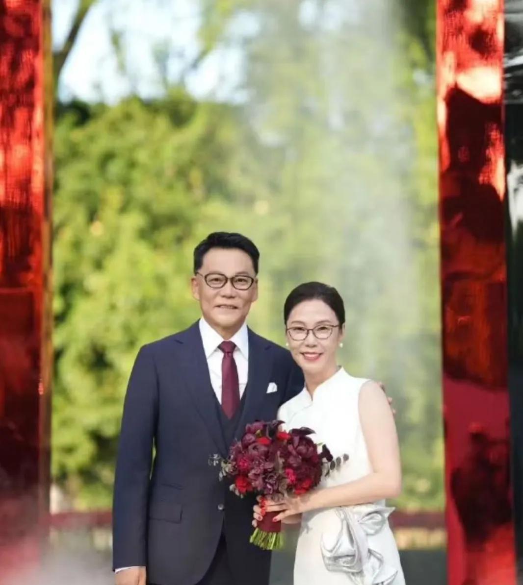 李国庆娶了张丹红，告诉我们，不管你年龄有多大，无论你保养得好不好，都千万要让
