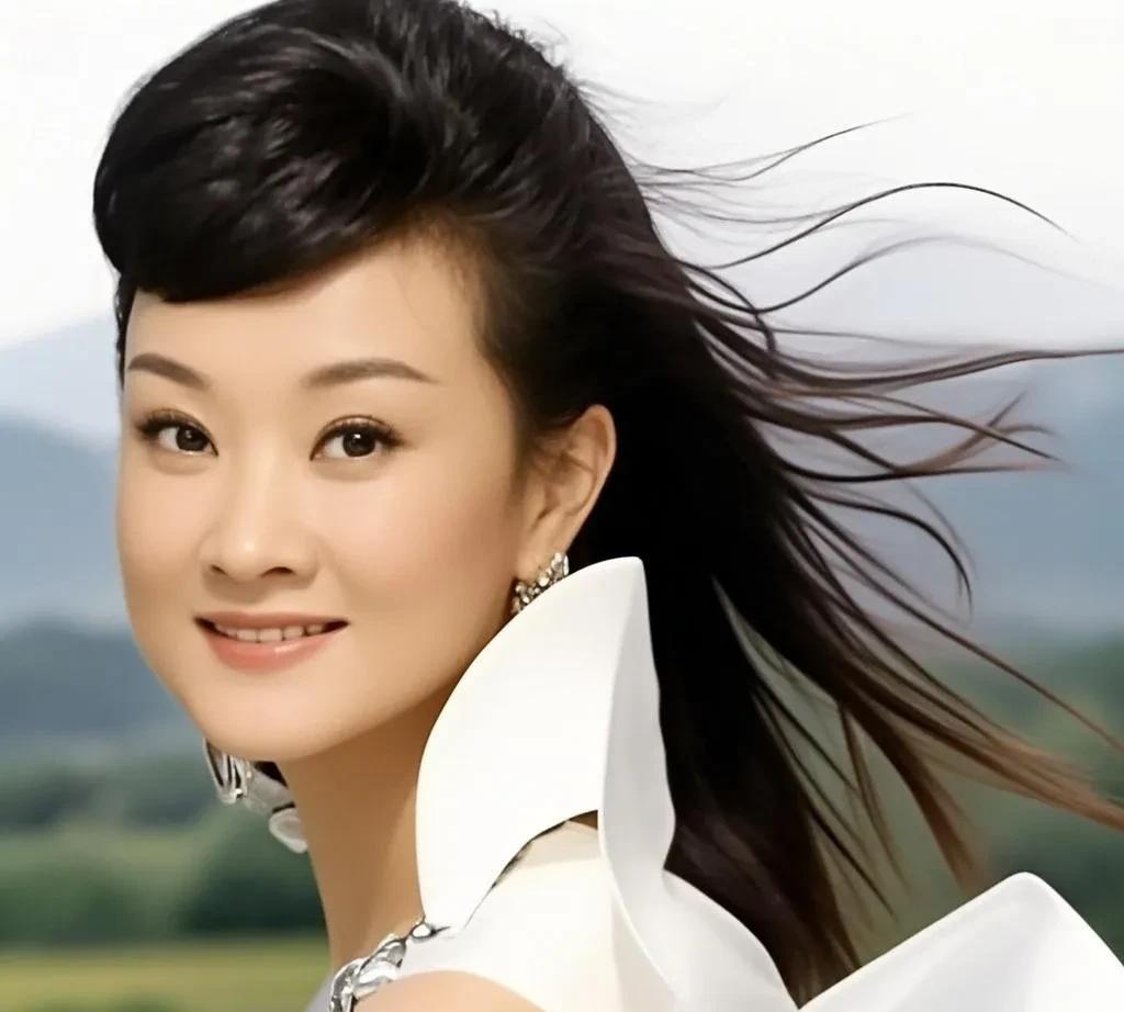 宋祖英，500年难得一见的东方美人！我第一次在电视上看到宋祖英，就被她那双含情脉
