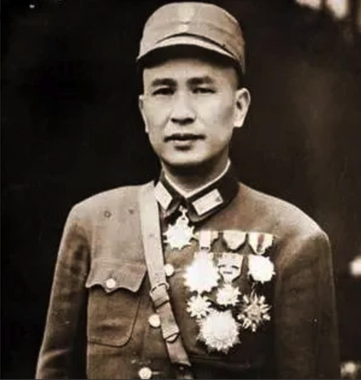 1937年，李克农外出散步。突然，一个老农朝他扔了个纸团。李克农捡起一看，脸色骤