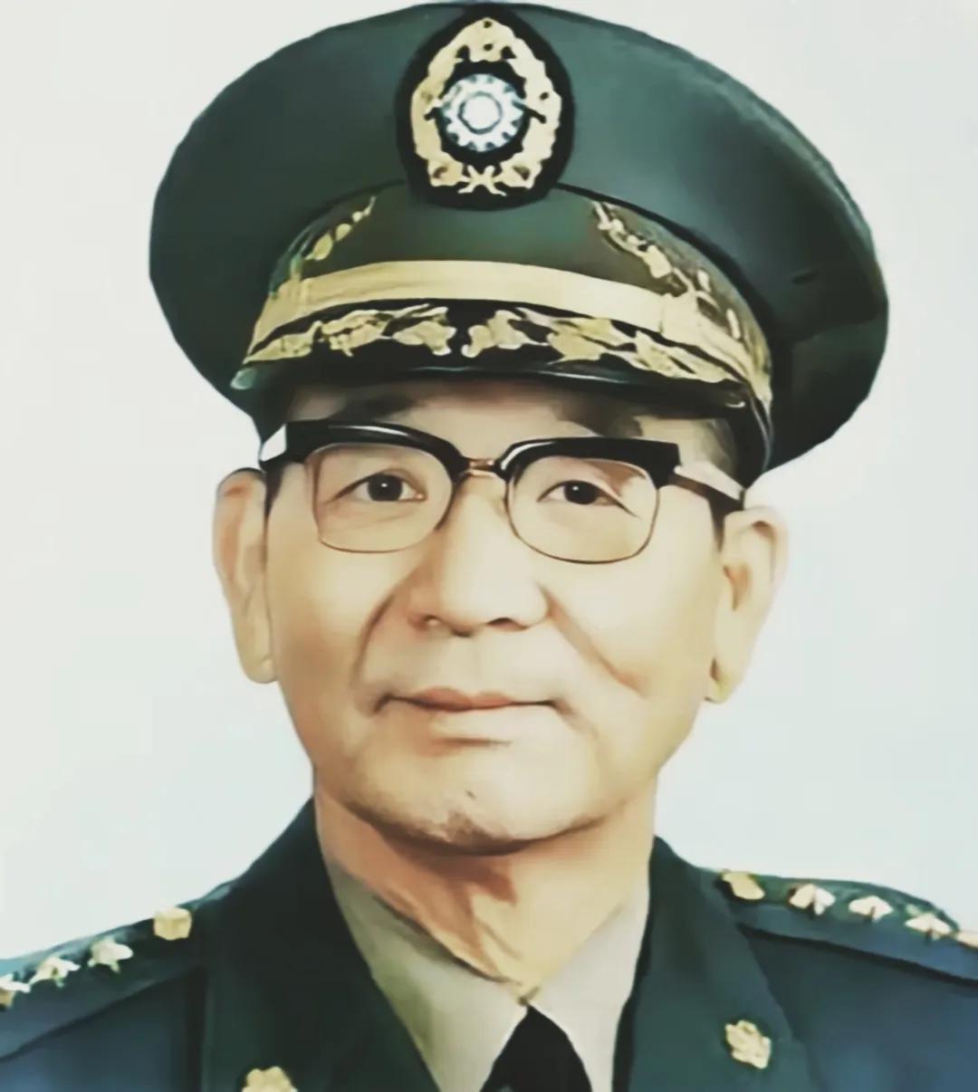 胡琏晚年在台北寓所里常把收音机调到最小声，听对岸播报“歼灭黄维兵团”。儿子问他是