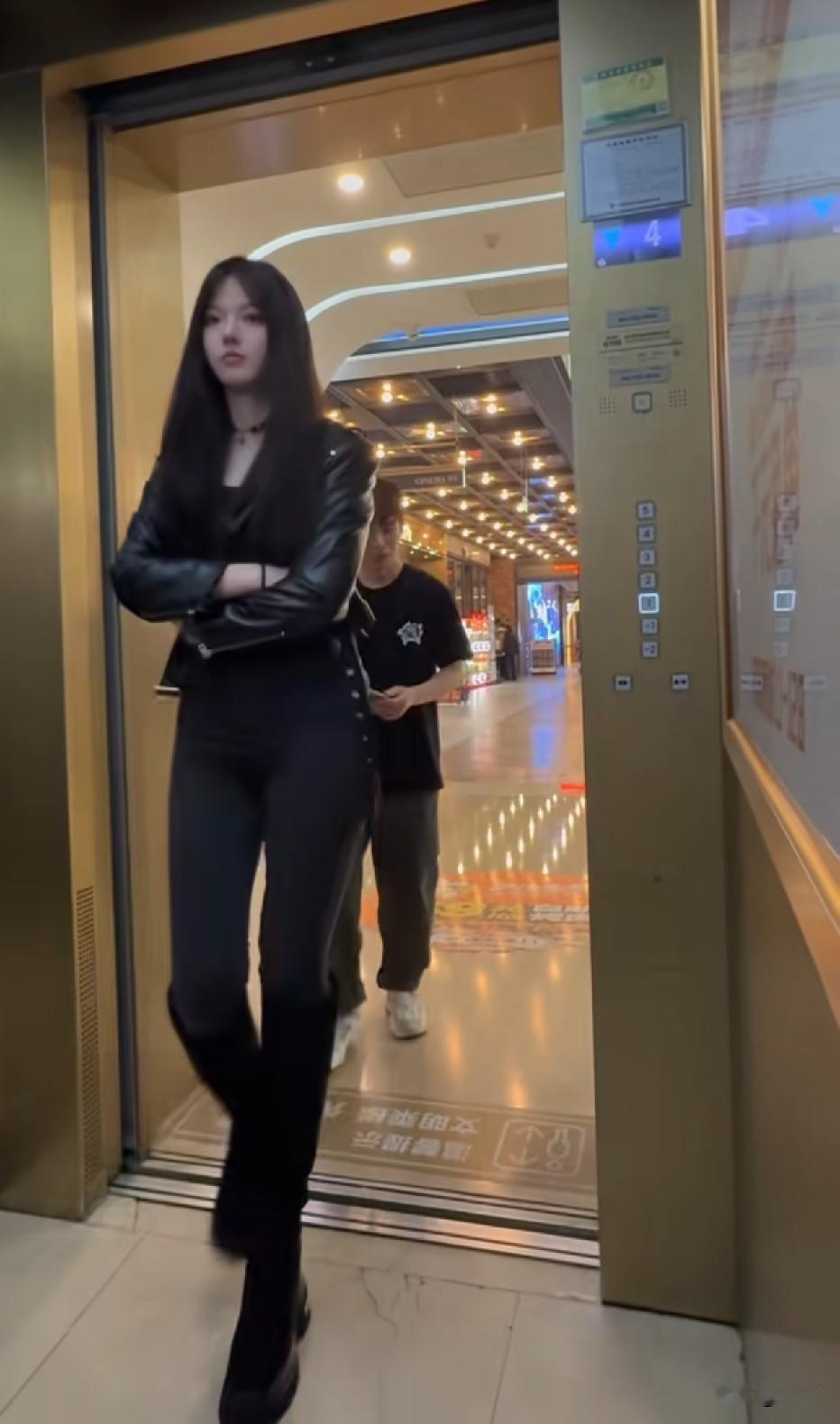 这个男经常出境，是她男朋友吗？