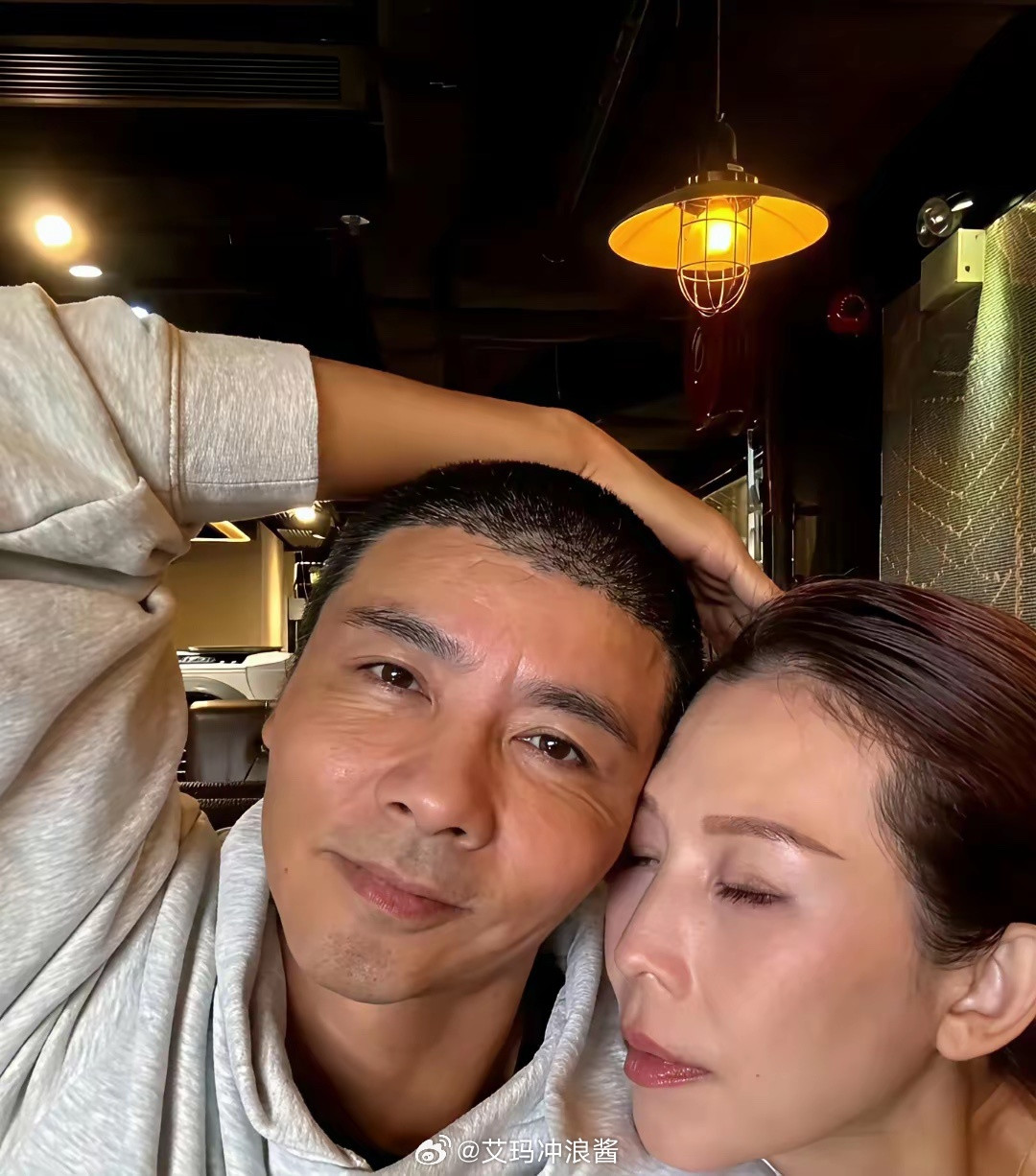 张晋和蔡少芬真敢做，无美颜无滤镜怼脸直拍，坦然面对容颜的衰老！