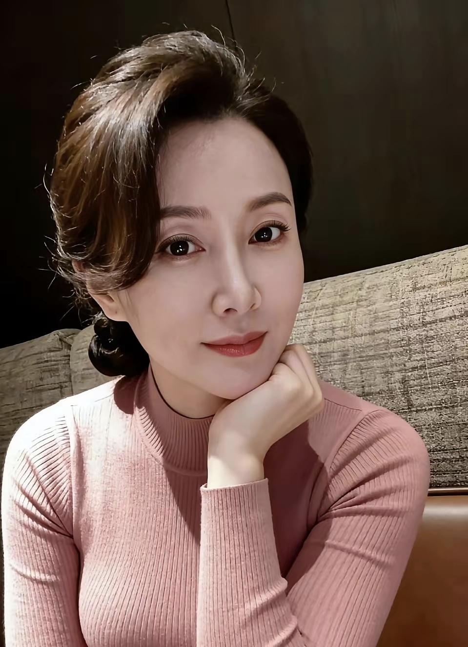 中年阿姨，性感美妇，风韵犹存女人如何穿出含蓄的性感?