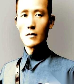 他知道自己暴露了。死，是早晚的事。但他不想就这么白白死了。身后，是上千名同