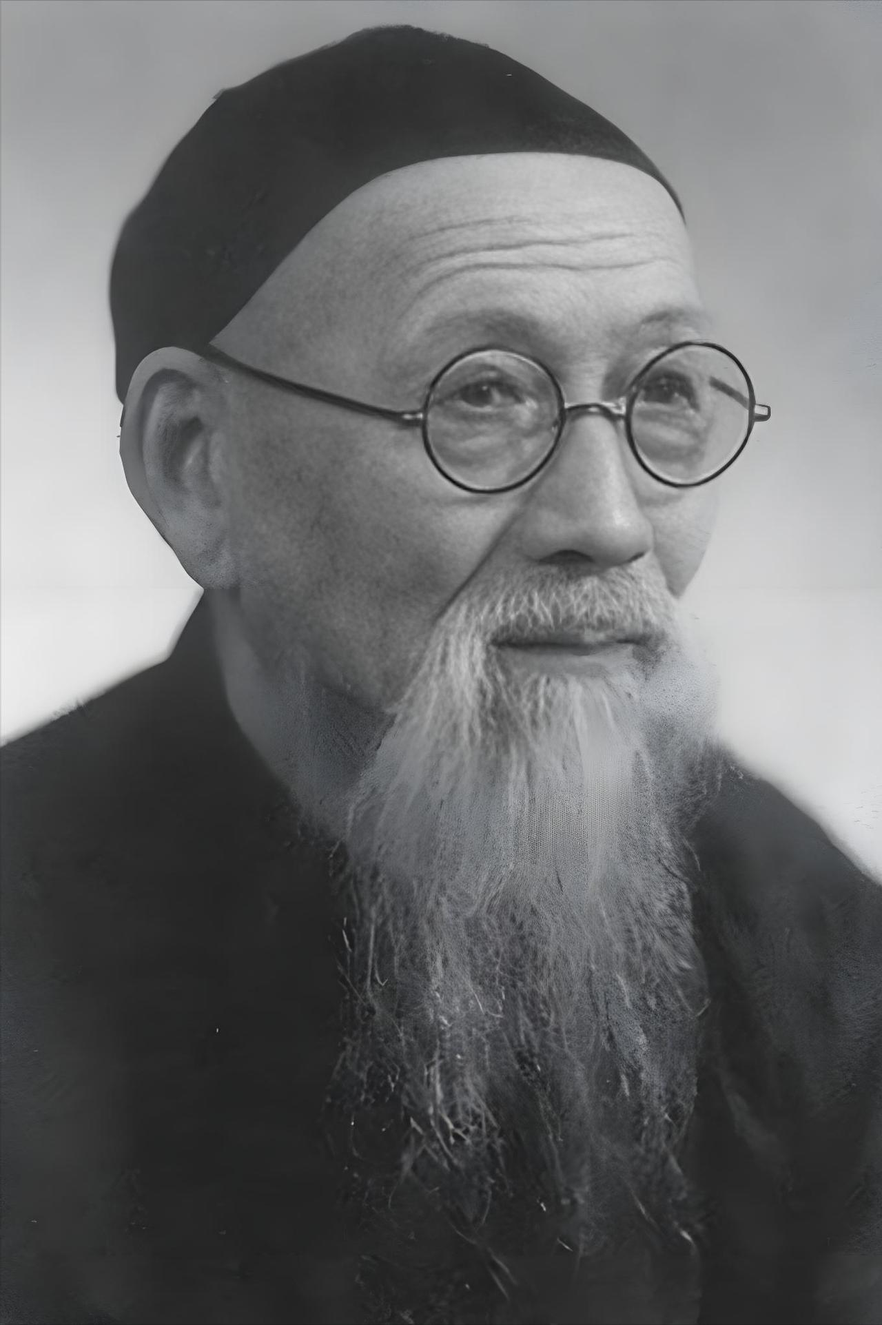 1931年，宋美龄陪母亲游杭州，半个月挥霍了一万三千多块大洋。账单送到浙