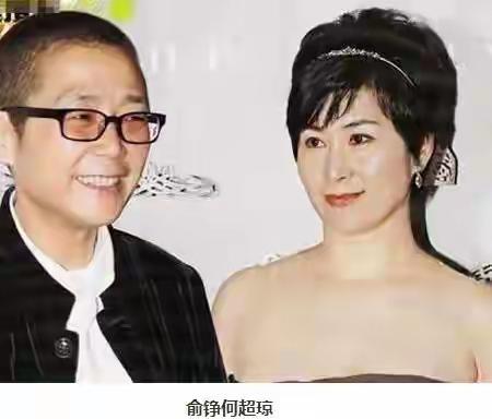年轻真好，当年何超琼怎样打扮都貌美如花。那年和她合影的张国荣也很年轻，就是可惜张
