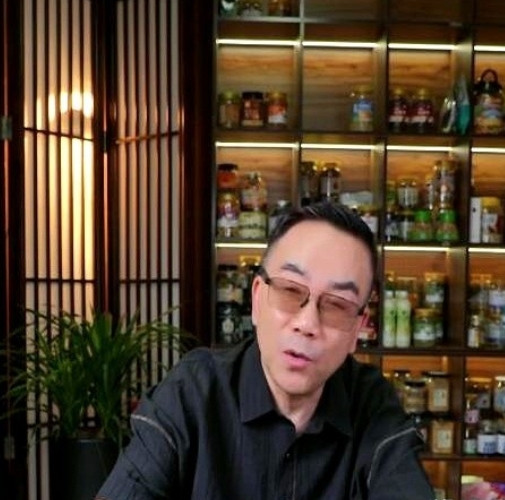 李连杰首度直播，打破患病传言。前两年看李连杰整个人都无精打采的，形如枯槁，没