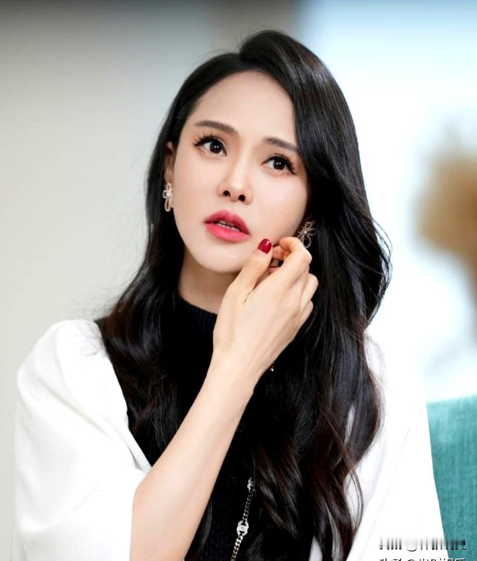 结婚13年，秦昊没见过伊能静上厕所，门必须先开一条缝。排气扇要提前十分钟打开，特