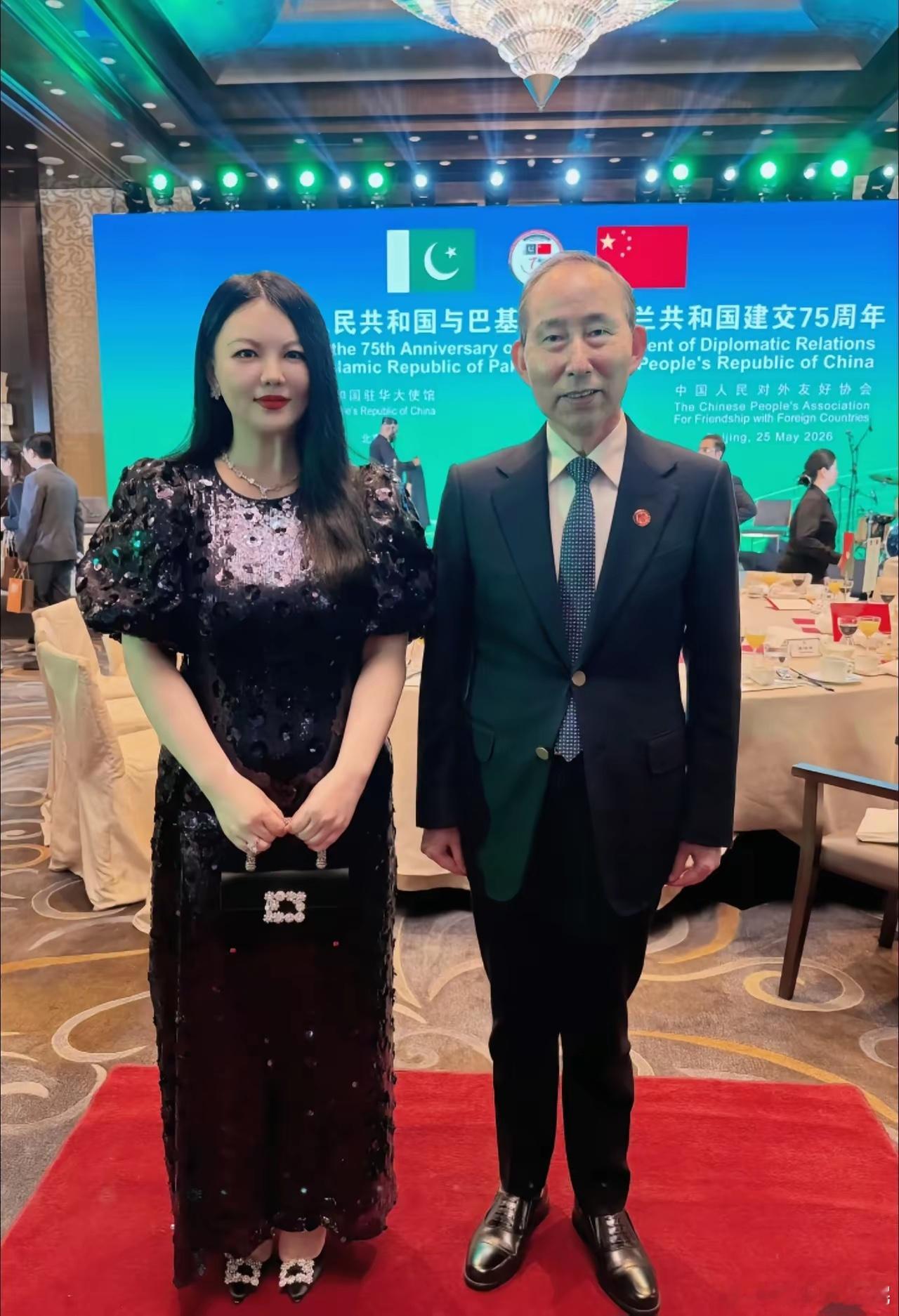李湘的人脉资源还是够硬的！中巴建交75周年的官方活动宴席，李湘不仅收到了邀请函，