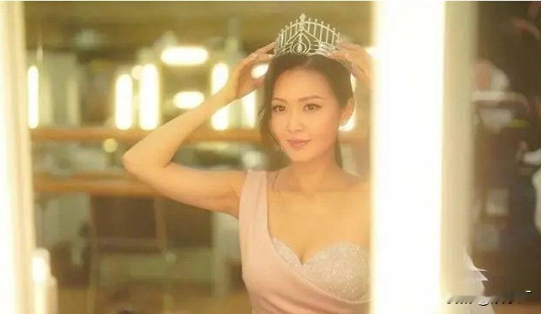 天啊！38岁港姐冠军陈庭欣刚宣布和交往8年的富豪男友杨振源分手！这位哥堪称现实版