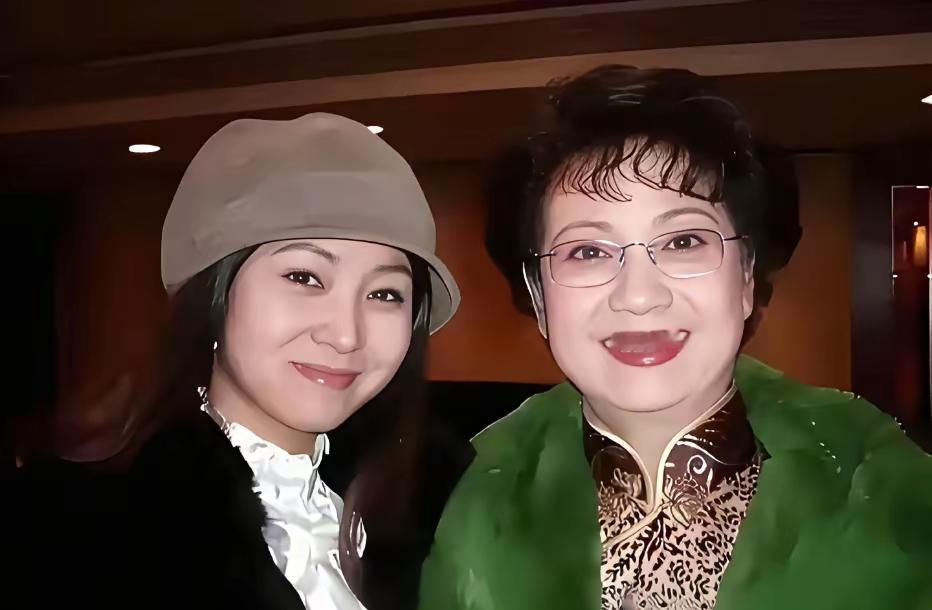 😯😯😯这是京剧名家李维康和女儿耿玉菲难得的留影。李维康气质