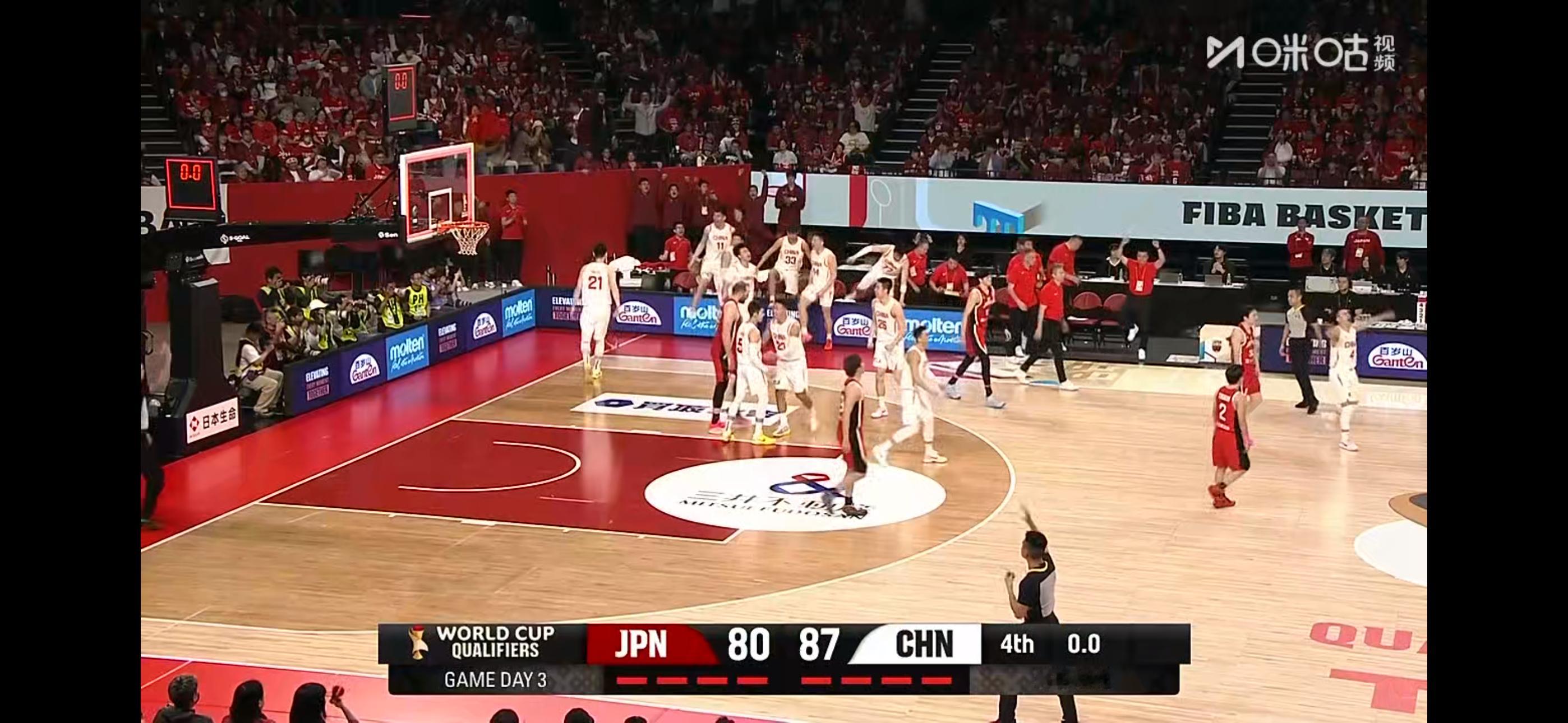 Balldon’tlie！！！🏀在日本主场裁判就算再黑，日本拿膝盖顶人连违