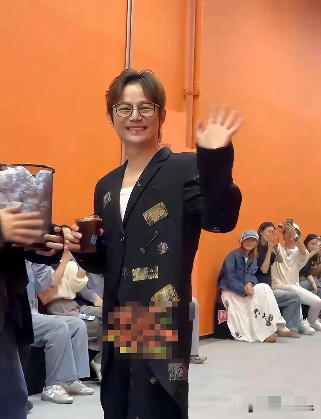 他年轻的时候长得比较阳光，是大气的一个主持人，不过现在老了跟男演员苏有朋一样，颜