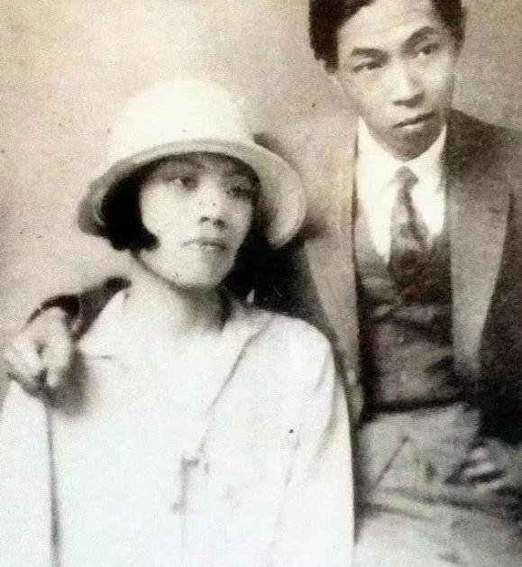 1928年，32岁的茅盾出轨23岁的女学生秦德君，不久秦德君便怀了孕，茅盾为难地