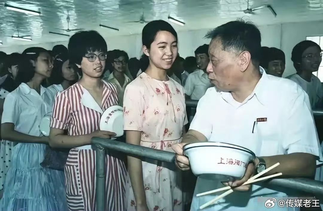 1984年仲夏，同济大学马上就要放暑假了，这一天，同学们在食堂排队打饭，一位穿连