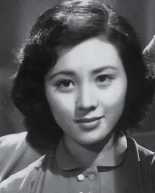 抗战时期，18岁女学生张美智加入游击队，但无论是洗脚还是受伤上药，她都不露脚。一