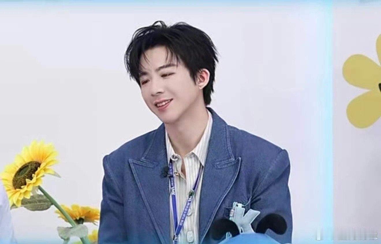 刘宇宁来广州上班了看着刘宇宁挂着工牌在广州“上班”的样子，瞬间理解了什么叫“行