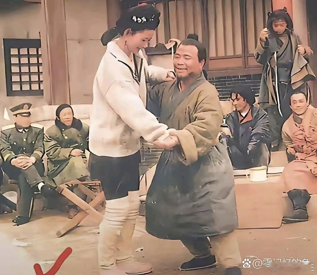 '潘金莲'和'武大郎'片场休息。