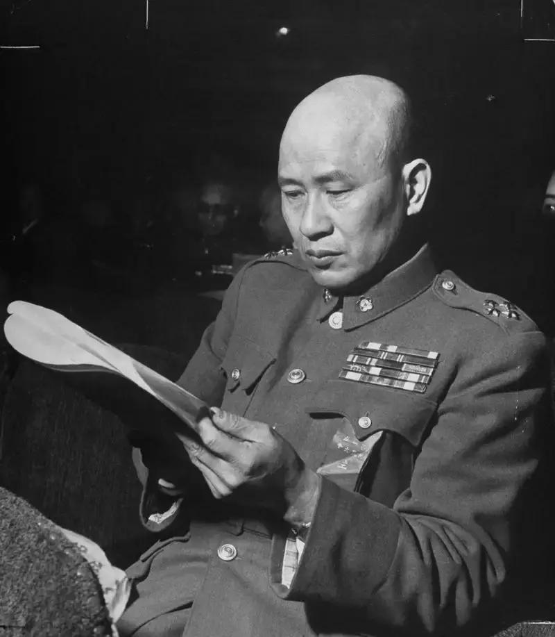 白崇禧兴冲冲敲开老部下家门，却听见屋里一声怒斥：“谁让你放他进来的！”这位曾叱咤