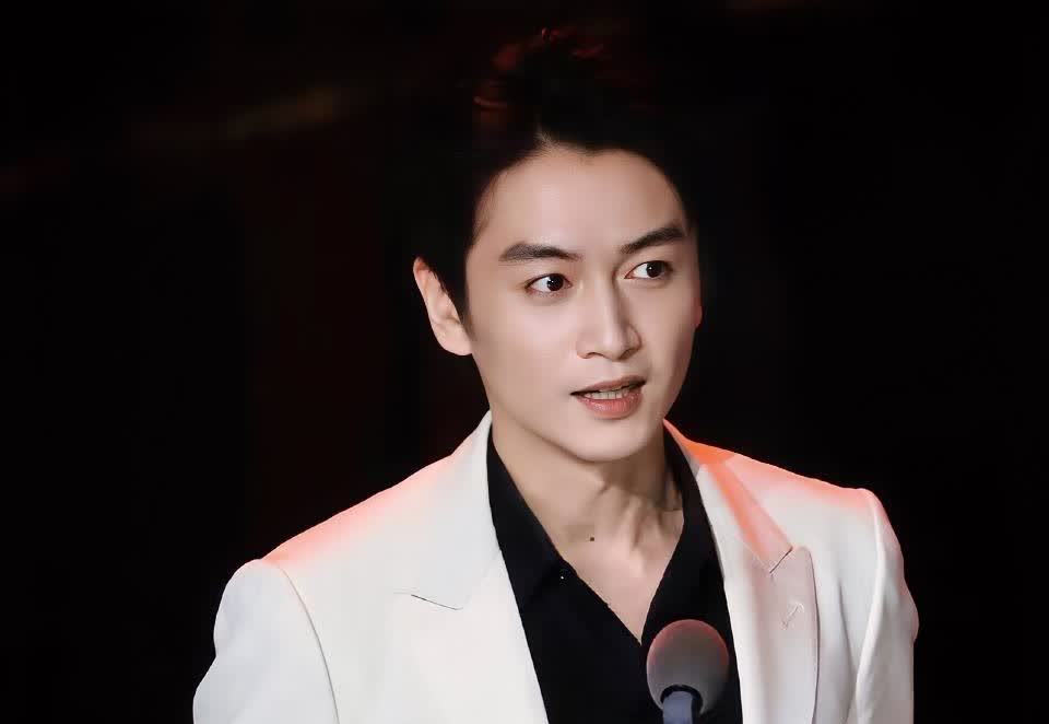 没想到啊陈晓又上了热搜和前妻陈妍希没关系，和没得影帝也没关系竟然