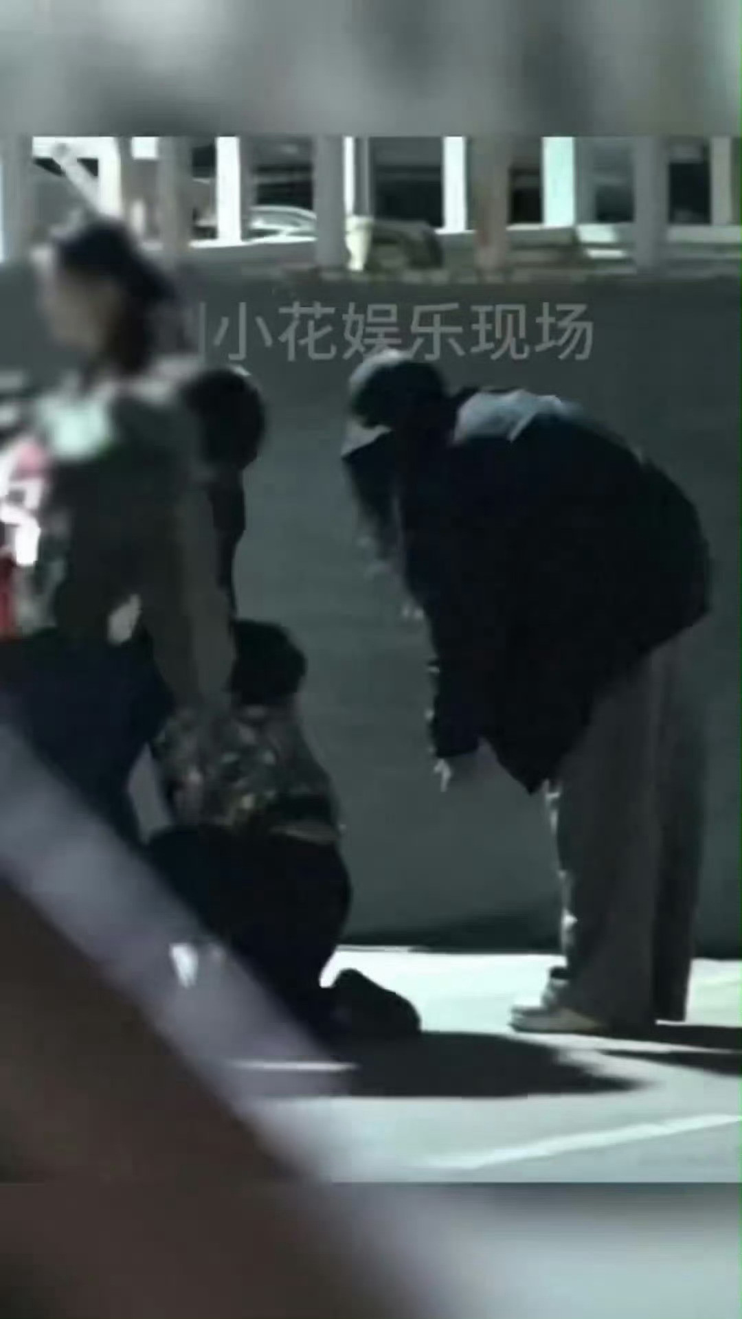 刘诗诗和她的魔丸儿子刘诗诗带儿子和朋友吃饭，6岁的步步上蹿下跳的和朋友打闹，最后