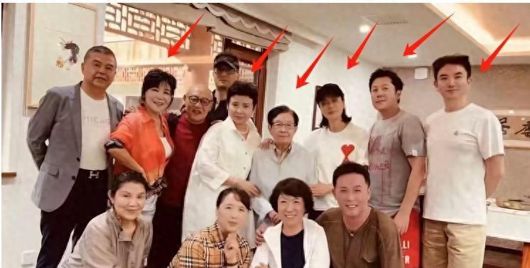 近日，音乐教母谷建芳与众弟子相聚，毛阿敏、董文华、苏红、蔡国庆、解晓东、汪正正等