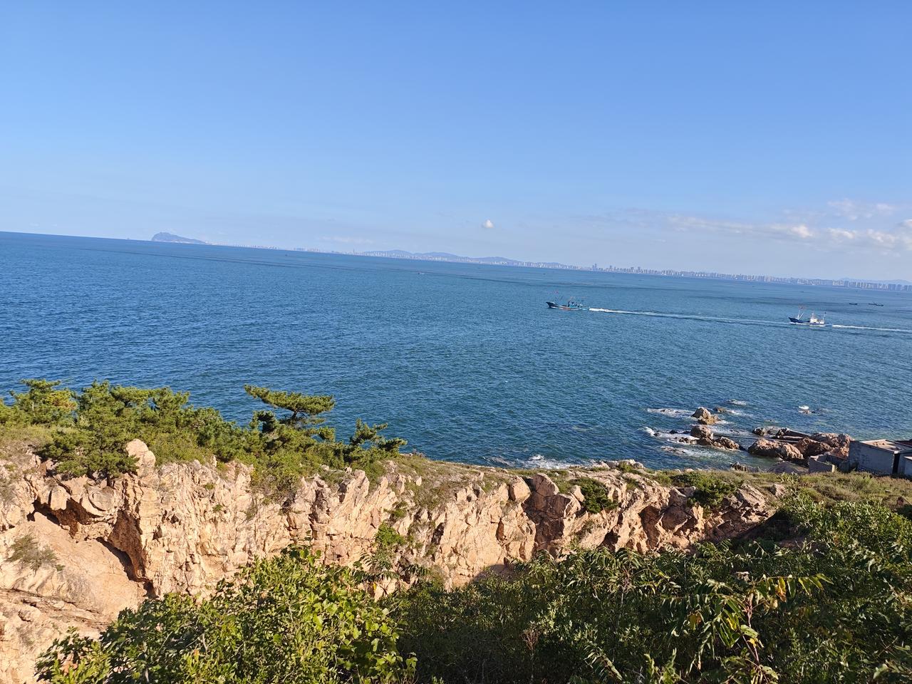 不得不说烟台的海真美，随手一拍都是大片！冲着八角湾老龙洞来的，龙洞近在咫尺就是