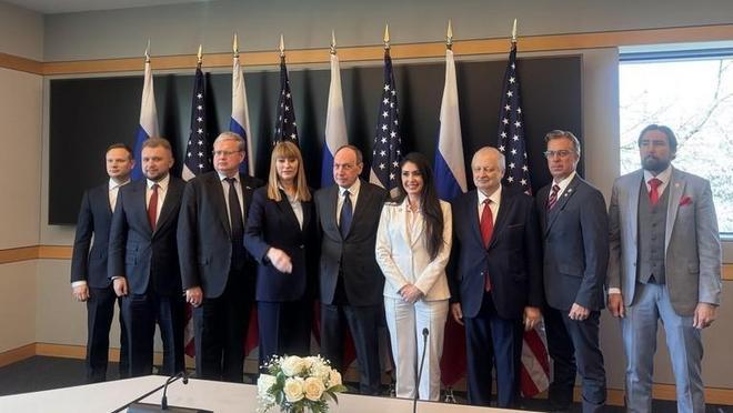 普京紧盯全程，俄方卑微示好！美俄破冰藏三重陷阱，善良表象骗不了世人。当地