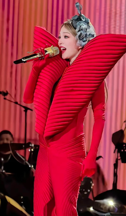 终于翻车了！张韶涵的演唱会服装每次都美得像仙女，这次造型终于翻车了，是不是以前