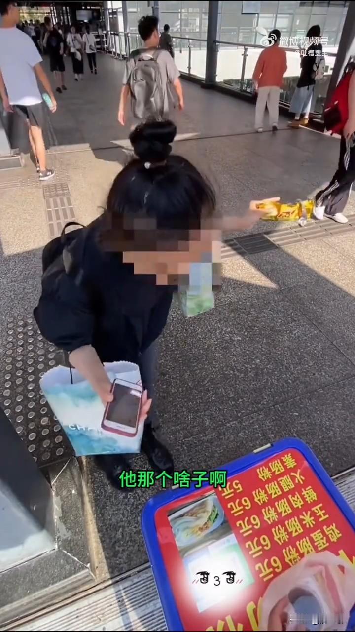 一根烤肠才6块钱，咱不至于逃单，毕竟脸面比这个值钱多了！在重庆，一小女孩买烤