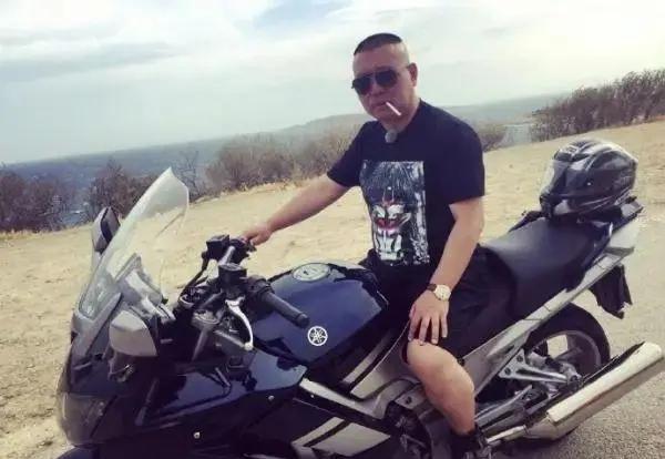 当年，郭德纲好友送了他一辆哈雷大摩托，他因为个矮脚够不到地一直没敢开，孔云龙偷拿