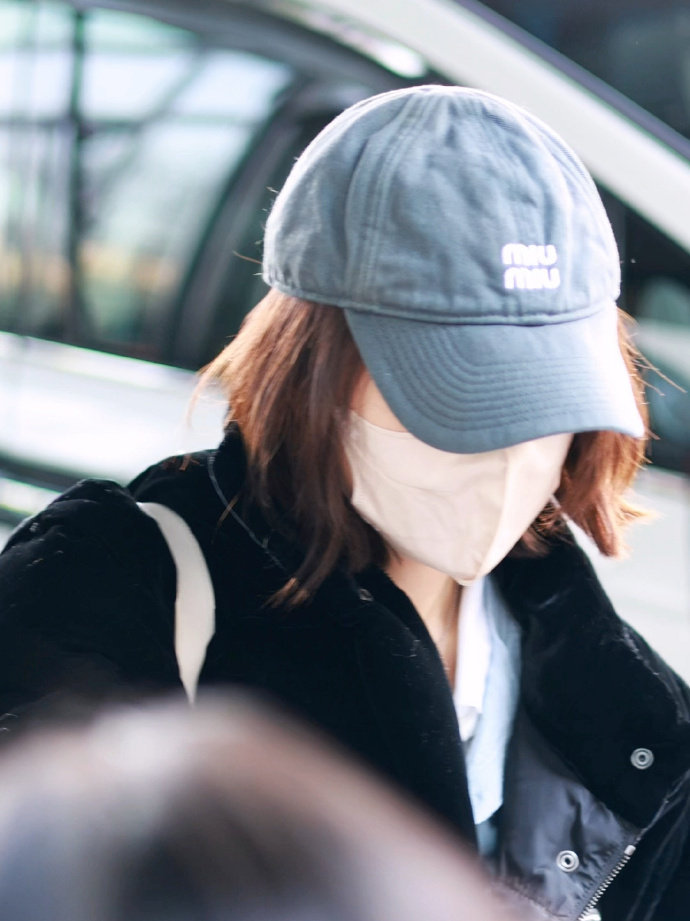 赵今麦沈阳机场路透赵今麦开工机场饭拍赵今麦沈阳机场路透，元气满满准备开工啦，一