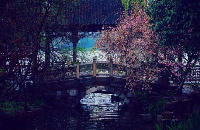 心酸纵有千百种，沉默不语最难过。