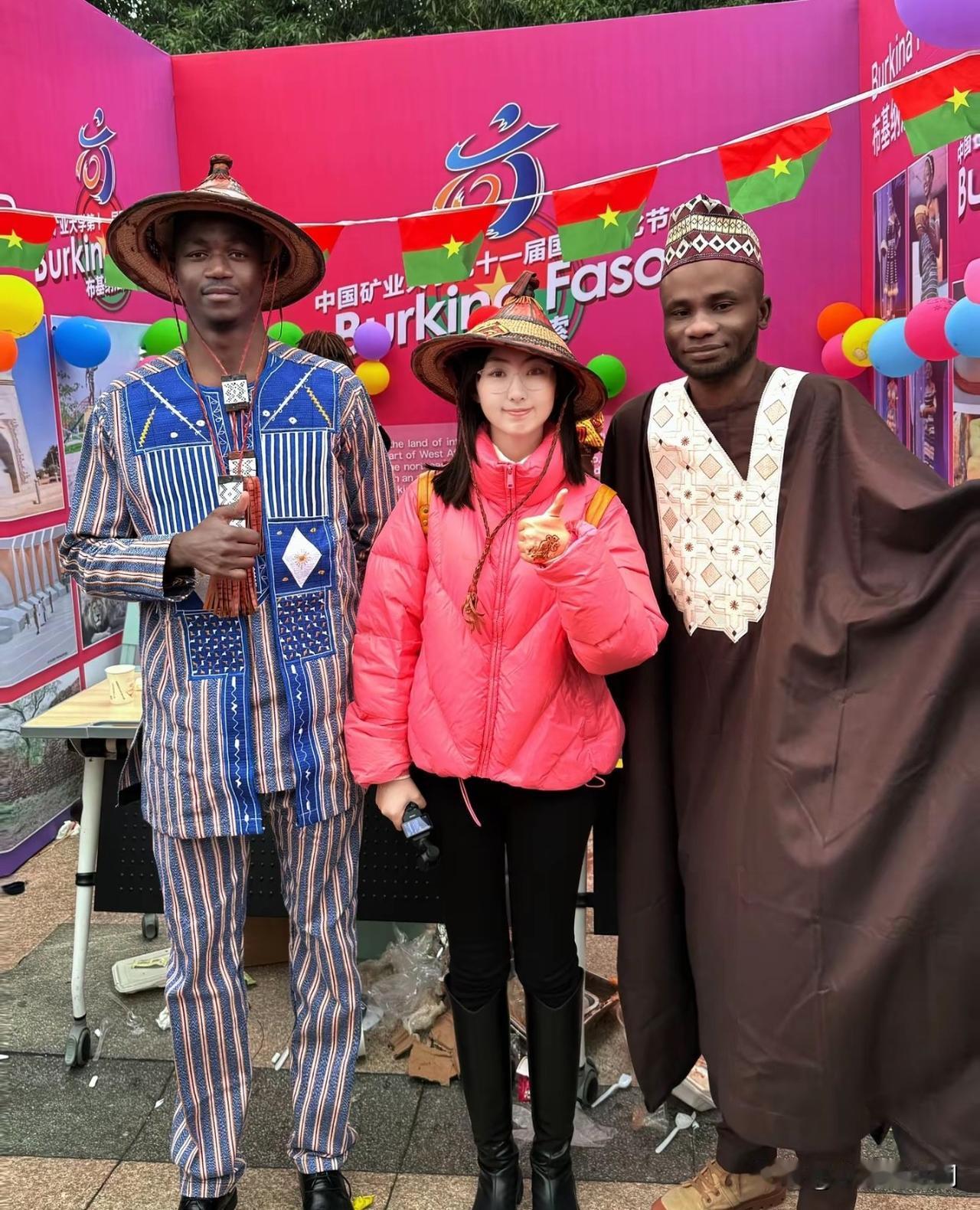 今天我在学校里和外国友人合影啦，好开心[比心]