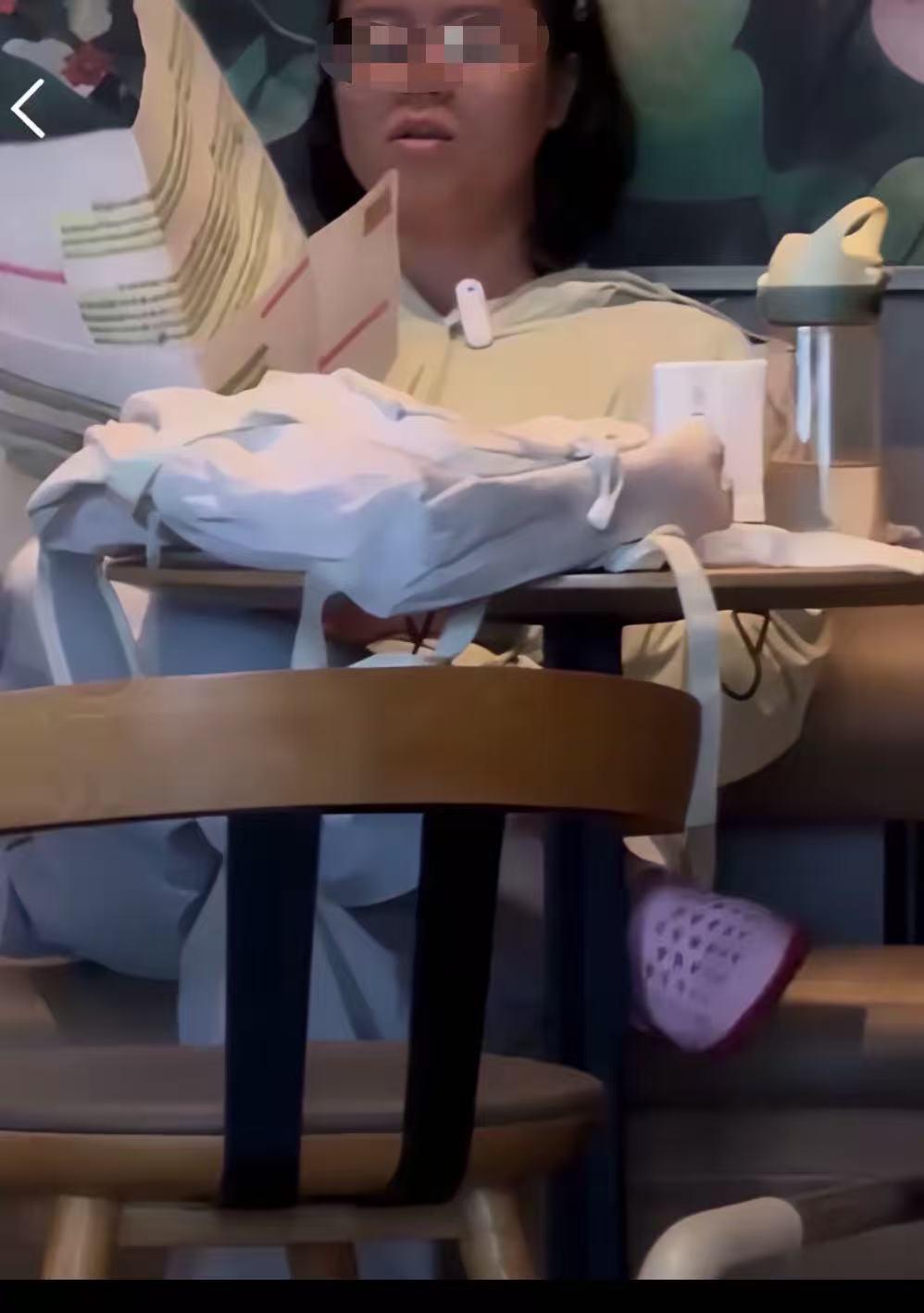 就这素质还考公务员？海南海口，一名备考公务员的女生把星巴克当免费自习室，不点单不