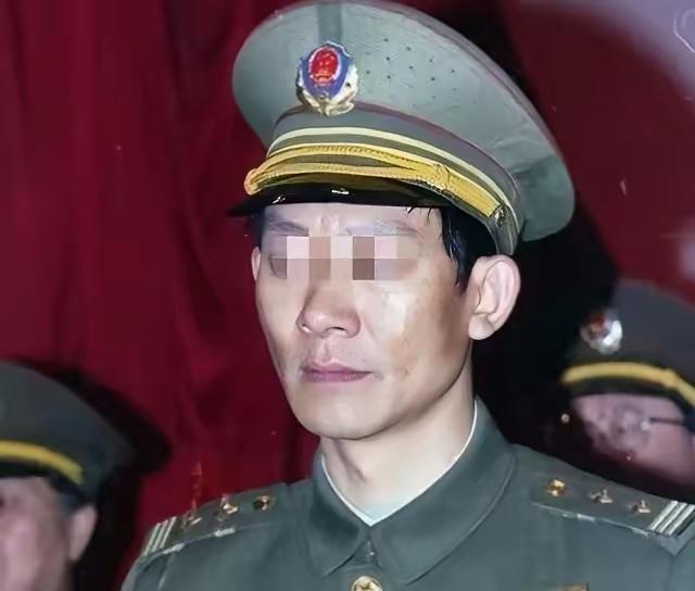 直播失误曝光缉毒警身份！毒贩200万悬赏索命，这场意外谁该买单？1992年