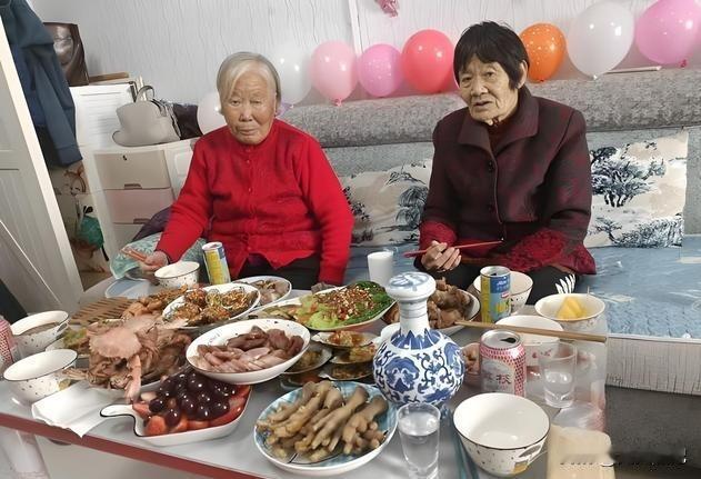 “一碗热饭，她愣是等到全桌人都吃完了才上桌。”说实话，看到朋友讲她婆婆这事儿