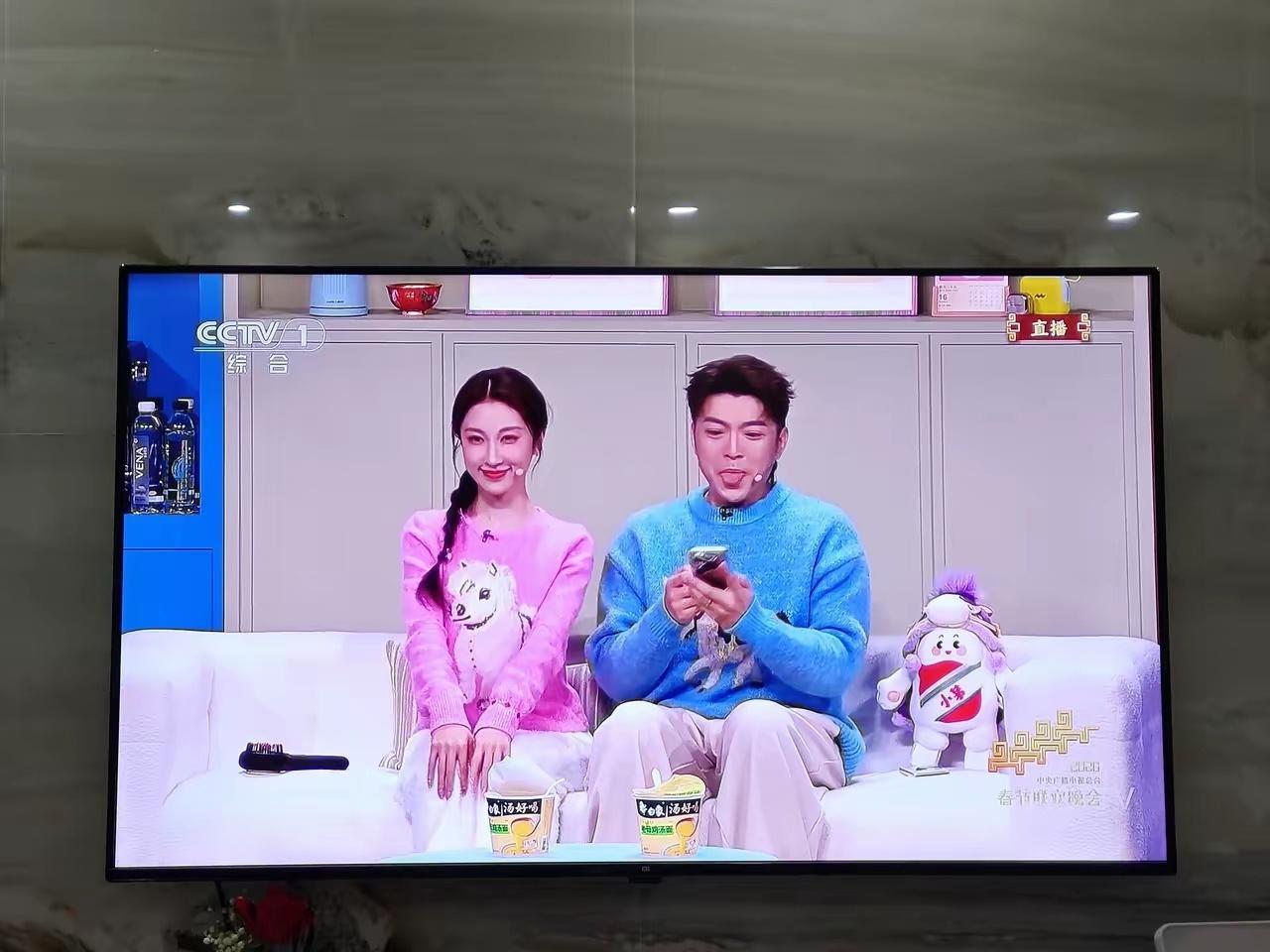 华为这辨识度，确实没得说！全段没提半句华为，却格外的显眼。别的不说，华为的设计确