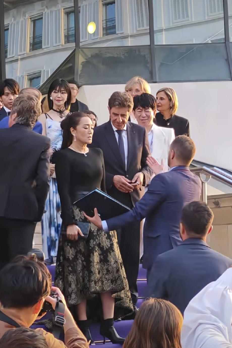 巩俐的含金量还在上升戛纳电影节的红毯全世界都知道，但这次巩俐去，铺的不是红毯