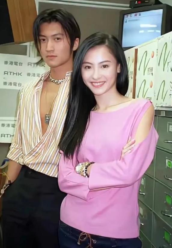 谢霆锋的做法确实有点膈应人了。 他被扒出演唱会上的吉他图案是王菲后腰那块的纹