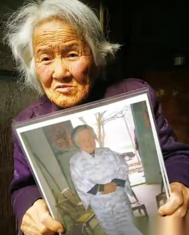 2018年，陕西丹凤县白李湾村，一位89岁的老太太躺在床上，气息微弱。村里人都知