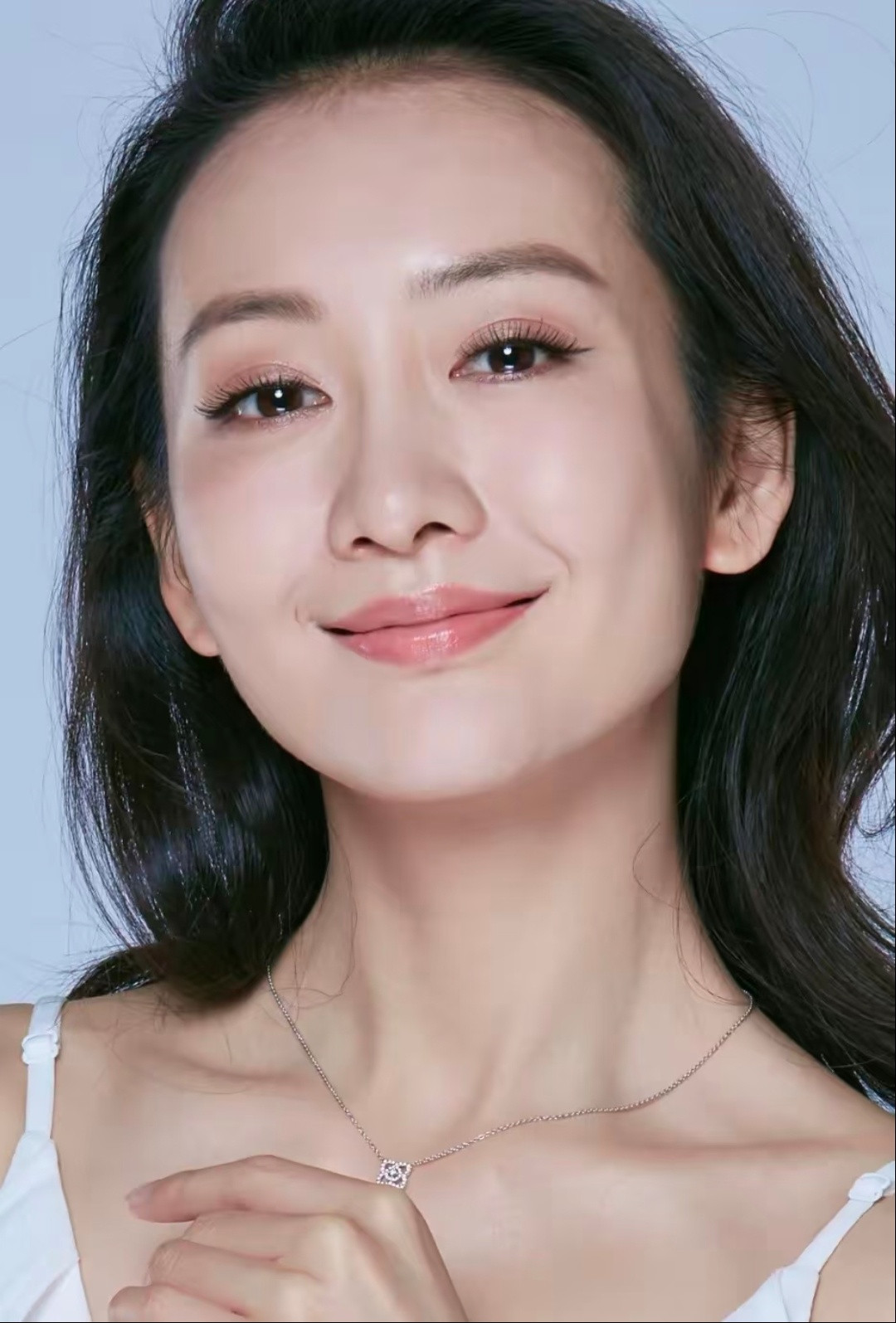 王鸥自曝童年经历：懂事的孩子，最让人心疼王鸥曾坦然说起自己心酸的童年。她1982年10月28日出生于