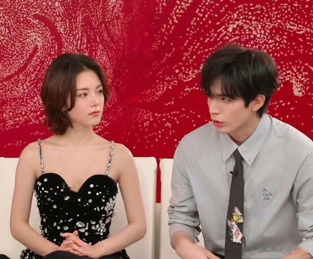 李佳琦演我嗑龙麦宋威龙认真送福超圈粉，赵今麦秒附和超可爱，龙麦这对太好嗑啦